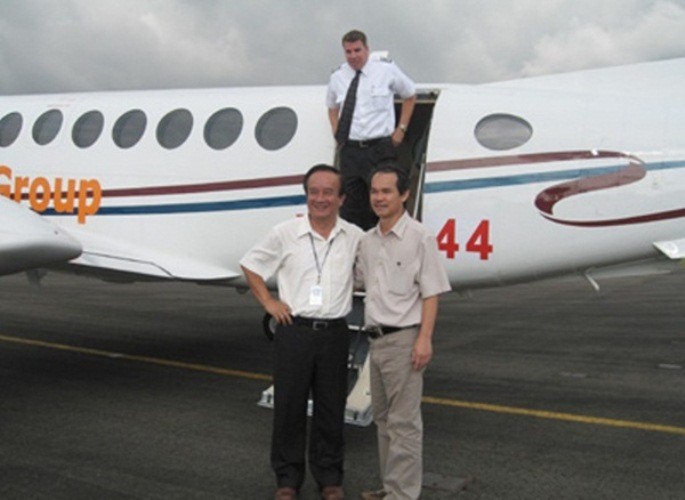 Năm 2008, Bầu Đức là người đầu tiên mua máy bay riêng với chiếc Beechcraft King Air 350, số seri FL-417 do hãng Raytheon Aircraft (Mỹ) sản xuất. Chiếc máy bay này có giá khoảng 7 triệu USD. "Việt Nam nhiều người có tiền mua máy bay, nhưng anh Đức là trường hợp đầu tiên và sẽ không lâu sau đó có người thứ hai", một nhà giàu Việt nhận xét khi nghe tin này. Hai năm sau, người nổ phát súng thứ hai trong việc mua báy bay phục vụ cho cá nhân và công việc kinh doanh là ông Trần Đình Long – Chủ tịch Tập đoàn Hoà Phát với chi phí khoảng 5 triệu USD.